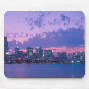 Nordamerika, USA, IL. Chicago Skyline bei Dämmerun Mousepad