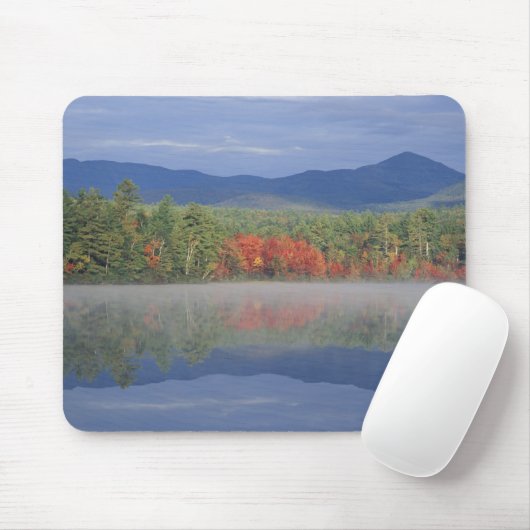 Nordamerika, USA, NH, Herbstreflektionen in Mousepad (Mit Mouse)