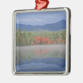 Nordamerika, USA, NH, Herbstreflektionen in Silbernes Ornament (Links)