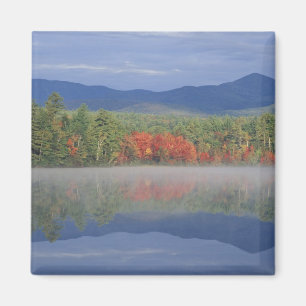 Nordamerika, USA, NH, Herbstreflexionen in Magnet