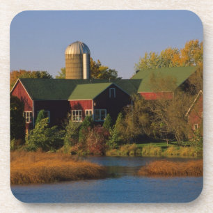 Nordamerika, USA, Wisconsin. Rote Scheune in Getränkeuntersetzer