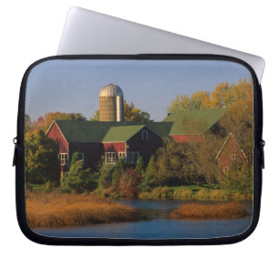Nordamerika, USA, Wisconsin. Rote Scheune in Laptopschutzhülle