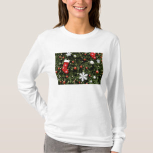 Nordamerika. Weihnachtsdekorationen auf Baum.2 T-Shirt