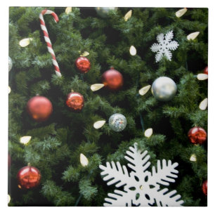 Nordamerika. Weihnachtsdekorationen auf Baum. 4 Fliese