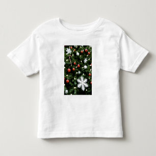 Nordamerika. Weihnachtsdekorationen auf Baum. 4 Kleinkind T-shirt
