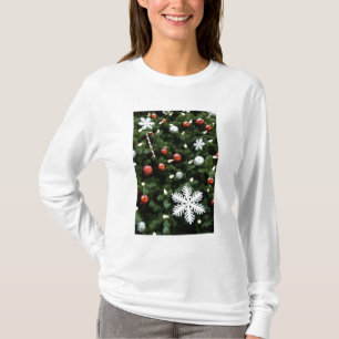 Nordamerika. Weihnachtsdekorationen auf Baum. 4 T-Shirt