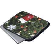 Nordamerika. Weihnachtsdekorationen auf Baum. 5 Laptopschutzhülle (Vorne Knopf)