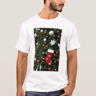 Nordamerika. Weihnachtsdekorationen auf Baum. 5 T-Shirt