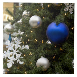 Nordamerika. Weihnachtsdekorationen auf Baum Fliese