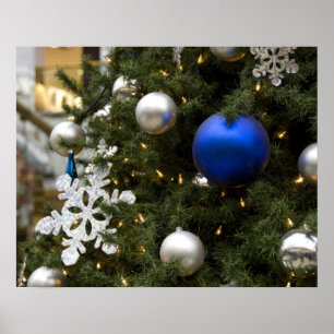 Nordamerika. Weihnachtsdekorationen auf Baum Poster