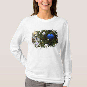 Nordamerika. Weihnachtsdekorationen auf Baum T-Shirt