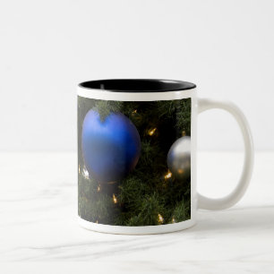 Nordamerika. Weihnachtsdekorationen auf Baum Zweifarbige Tasse