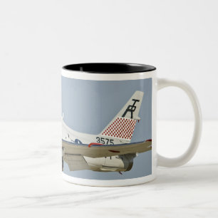 Nordamerikanischer Marine FJ2 Fury Düsenjäger im F Zweifarbige Tasse