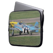 Nordamerikanisches P-51 D, das Donna auf blendet Laptopschutzhülle (Vorderseite Links)