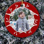 Nordic Bird Foto Keramik Ornament<br><div class="desc">Ein festlicher Gewitter von Vögeln und Hügeln der Rose umgibt Ihr eigenes Foto in diesem hübsch skandinavischen Stil rot-weiß Weihnachtsgeschmack. Foto Credit: Fotografie © Storytree Studios,  Stanford,  CA</div>