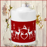 Nordic Christmas Reindeers White Santa Helpers Red<br><div class="desc">Die Weihnachtszeit wird mit diesem Teekanne aus hellem weißem Porzellan nie wieder so sein. Künstlerische und wunderschöne, weiße Rentiere sind für den Weihnachtsmann gewartet. Personalisiertes Zitat Weihnachts-Nachricht mit Illustrationen von weißen Weihnachtsschrecken auf einem tiefen roten Hintergrund. Dieser niedliche Teekessel liefert die Botschaft und den Geist von Weihnachten. Verwenden Sie die...</div>