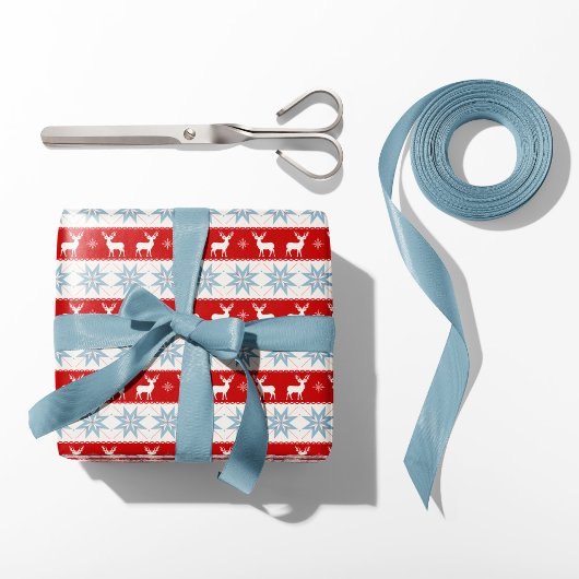 Nordic Christmas Rentier und Snowflakes Rot Geschenkpapier