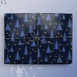 Nordic Cobalt Blue Christmas Trees Dark Geschenkpapier<br><div class="desc">Diese dunkelblaue Geschenkpackung bietet eine festliche nordische Waldlandschaft mit kobaltblauen Weihnachtsbäumen und winzigen goldenen Sternen. Es ist bereit,  eine Touch der Magie und Staunen zu Ihrem Winterurlaub Feiern mit Ihren Lieben hinzuzufügen. Originelle Kunstwerke von Marketa Stengl.</div>
