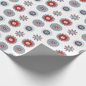 Nordic Folk Art Red Blue Circles und Blume Geschenkpapier (Ecke)