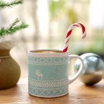 Nordic Reindeer Custom Aquamarin Scandinavian Chri Espressotasse<br><div class="desc">Fügen Sie eine persönliche Touch zu diesem bezaubernden Espresso-Becher mit einem charmanten aquamarin-weiß-Design, inspiriert von skandinavischen Pullover. Diese festliche Tasse ist ideal, um während der Ferienzeit Ihren Lieblingspresso zu genießen. Fügen Sie einfach Ihre Initialen hinzu. Es ist eine wunderbare Art, einen nordischen Charme in Ihre Weihnachtsfeiern einzubringen. Nehmen Sie sich...</div>