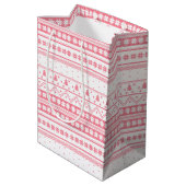 Nordic Sweater Weihnachtsmuster in Weiß und Rosa Mittlere Geschenktüte (Rückseite Schrägansicht)