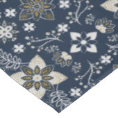 Nordische Blume aus Weiß und Gold auf blauem Hinte Tischdecke (Schrägansicht)