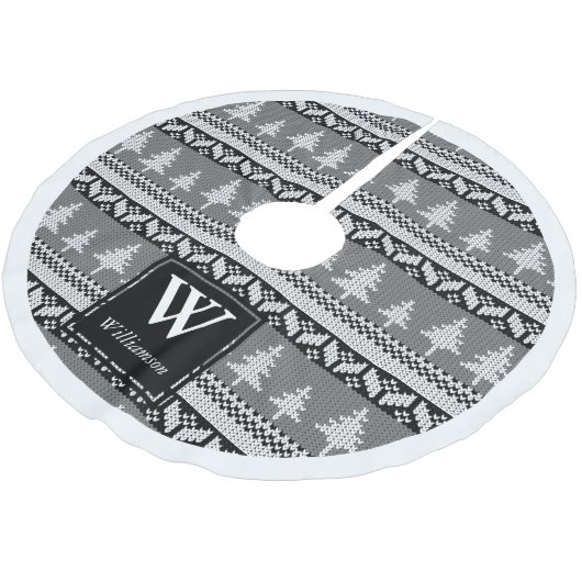 Nordische Schwarz-Weiß-Brandbaume + Familienname Polyester Weihnachtsbaumdecke (Schrägansicht)