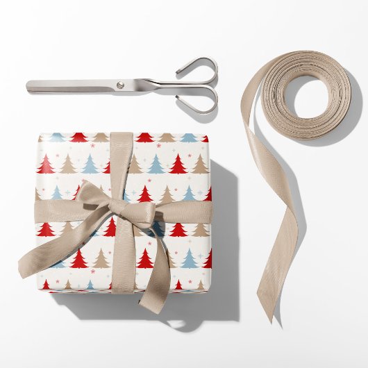 Nordische Weihnachtsbäume - Rot, Blau und Beige Geschenkpapier