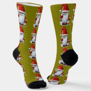 Nordischer Gnom hält ein Glas Granatapfelsaft Socken
