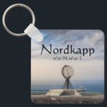 Nordkapp Norwegen Schlüsselanhänger<br><div class="desc">Foto der Globe an der Nordkap in Nordnorwegen,  mit wunderschönen Wolken und Licht im Hintergrund. Koordinaten,  die über das Design geschrieben sind.</div>