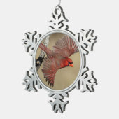 NordKardinal im Flug Schneeflocken Zinn-Ornament (Rechts)