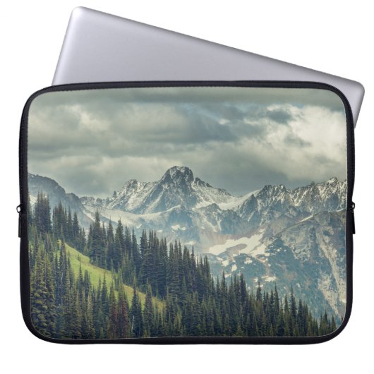Nordkaskade: Majestic Mountain Peak. Laptopschutzhülle (Vorderseite)