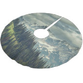 Nordkaskade: Majestic Mountain Peak. Polyester Weihnachtsbaumdecke (Schrägansicht)