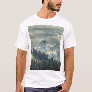Nordkaskade: Majestic Mountain Peak. T-Shirt