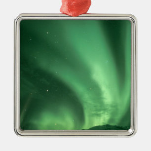 Nordlichter, Aurora borealis, über den Vorhügeln Silbernes Ornament