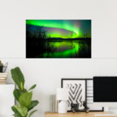 Nordlichter spiegeln sich am See wider Poster (Heimbüro)