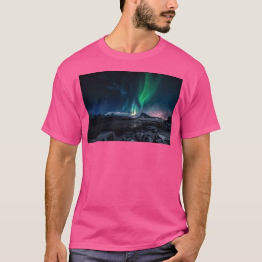 Nordlichter über den Bergen während der Nacht Ti T-Shirt (Vorderseite)