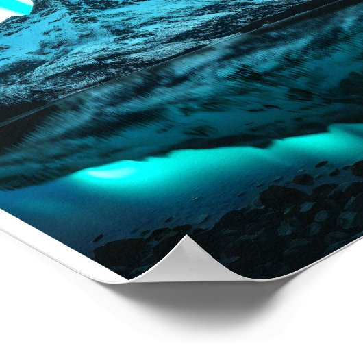 Nordlichter über schneebedeckten Bergen Poster (Ecke)