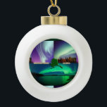 Nordlichter von Alaska Collage Keramik Kugel-Ornament<br><div class="desc">Das Produkt mit den Nordlichtern von Alaska. Alaska ist der größte Staat in den Vereinigten Staaten nach Gebiet. Es liegt im Nordwesten des nordamerikanischen Kontinents, mit Kanada im Osten, dem Arktischen Ozean im Norden und dem Pazifischen Ozean im Westen und Süden. ⭐ PERSONALISIEREN Sie diese Vorlage mit Ihren Bildern. ⭐...</div>