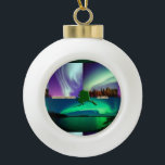 Nordlichter von Alaska Collage Keramik Kugel-Ornament<br><div class="desc">Das Produkt mit den Nordlichtern von Alaska. Alaska ist der größte Staat in den Vereinigten Staaten nach Gebiet. Es liegt im Nordwesten des nordamerikanischen Kontinents, mit Kanada im Osten, dem Arktischen Ozean im Norden und dem Pazifischen Ozean im Westen und Süden. ⭐ PERSONALISIEREN Sie diese Vorlage mit Ihren Bildern. ⭐...</div>