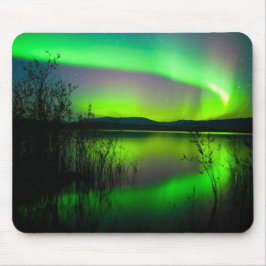 Nordlichter widergespiegelt auf See Mousepad