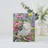Nordmockingvogel mit Blume Postkarte (Stehend Vorderseite)