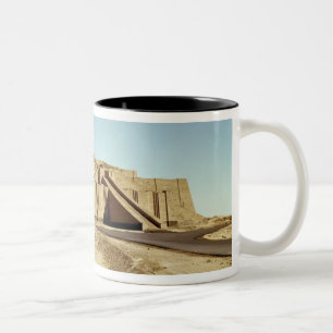 Nordöstliche Fassade des ziggurat, c.2100 BC Zweifarbige Tasse