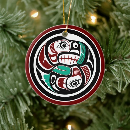 Nordwestpazifikküste Otter verfolgt Lachs Keramik Ornament (Baum)