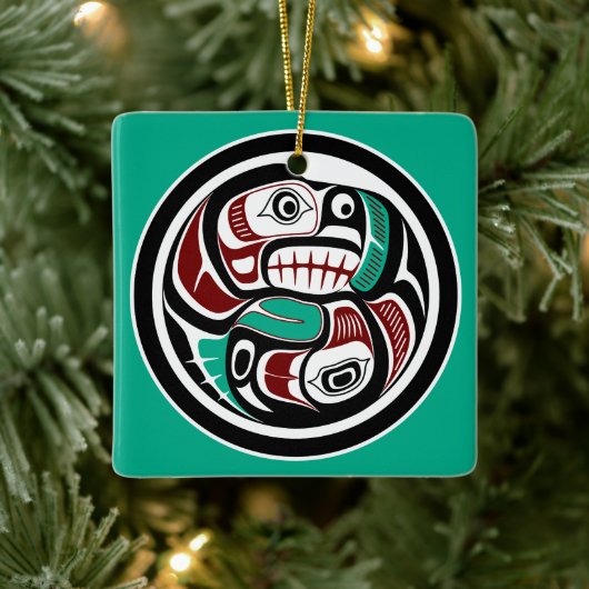 Nordwestpazifikküste Otter verfolgt Lachs Keramikornament (Baum)