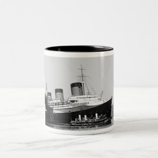 Normandie betritt NY Hafen Zweifarbige Tasse