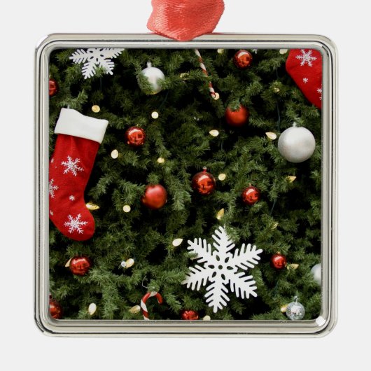 North America. Weihnachtsdekorationen auf Baum. 2 Silbernes Ornament (Vorne)