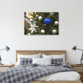 North America. Weihnachtsdekorationen auf Baum. Leinwanddruck (Insitu (Schlafzimmer))