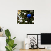 North America. Weihnachtsdekorationen auf Baum. Poster (Heimbüro)