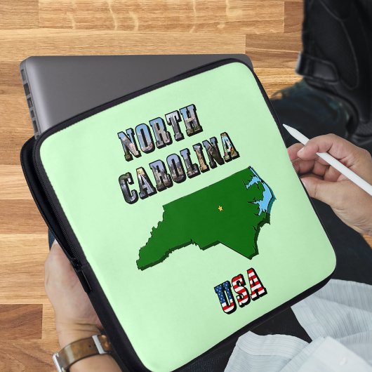 North Carolina Map Kontur, Foto und US Flag Text Laptopschutzhülle